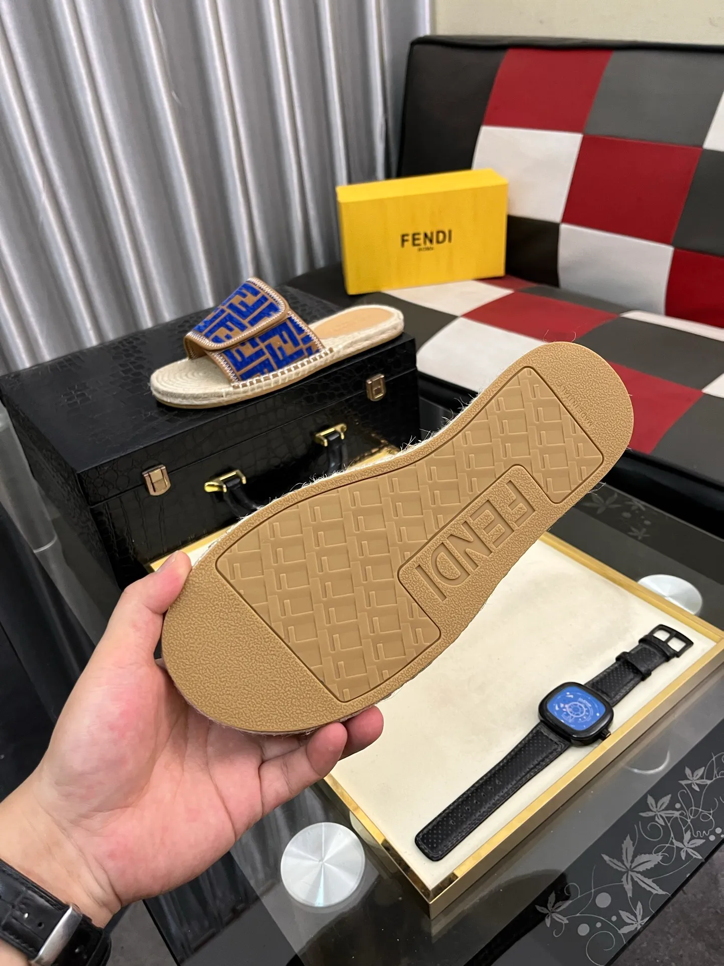 Men's shoes💰320⌚️⌚️[FENDI~Fendi slippers] High-end men's shoes brand official website 1:1 latest masterpiece: original mold customization, fabrics made of imported original materials, upgraded outsole, lighter, top quality in the market, simple and tasteful, a must-have for fashionistas, fashion is at your feet, full of confidence, the same style at the counter👍The season of summer slippers is here. Yardage: 38-44. Can be customized45.46.47
